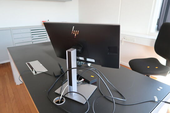 Computerskærm HP E233, dockingstation LENOVO og headset JABRA