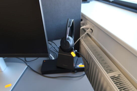 2 stk. computerskærme DELL P2723D, tastatur, mus, dockingstation, headset