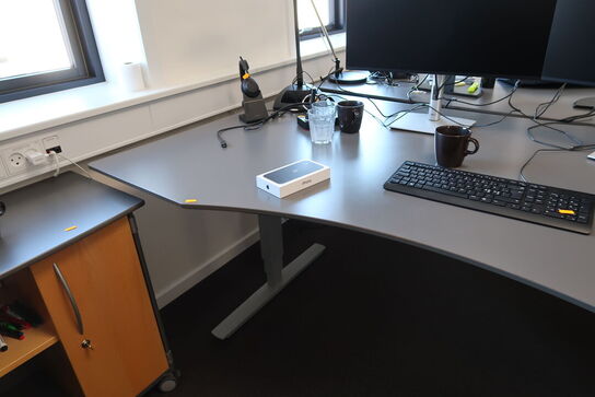 El. hæve/sænke skrivebord samt skab/reol