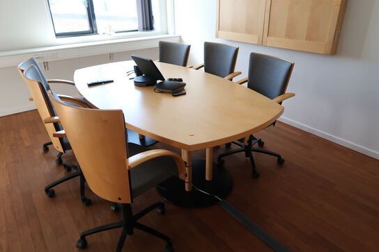 6 stk. mødestole, mødebord samt skab