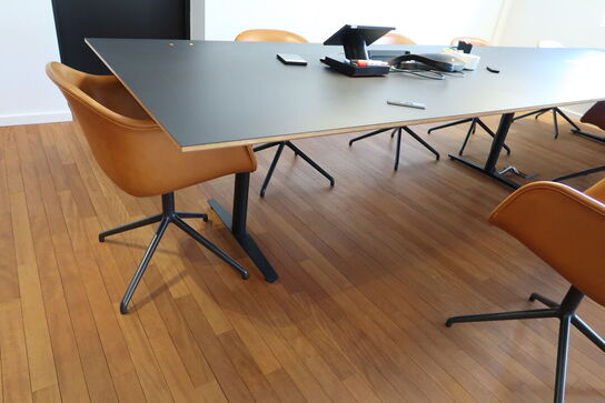 Mødebord med strømudtag