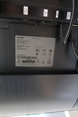 Fladskærm SAMSUNG QE65T, webcam, tastatur og computer m.m.