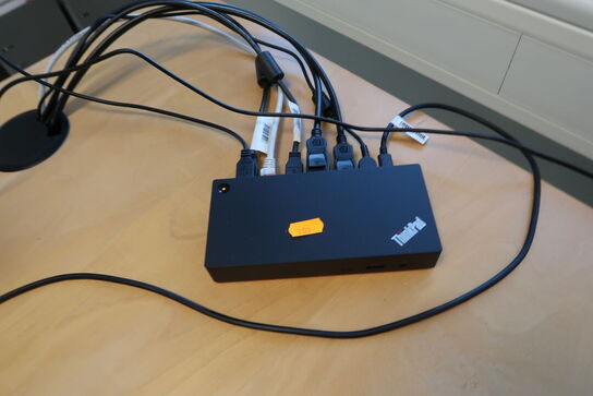 2 stk. computerskærme HP E233, tastatur og dockingstation LENOVO