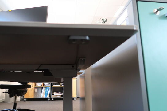 El. hæve/sænke skrivebord samt skab/reol