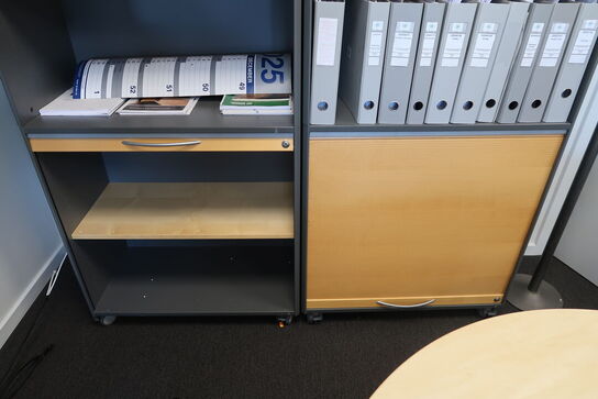 2 stk. reoler/skabe samt stumtjener