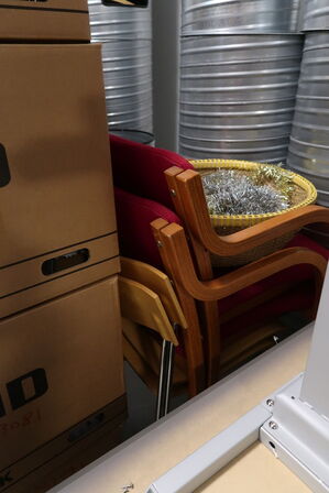 2 stk. mødeborde samt 9 stk. mødestole og kontorstol