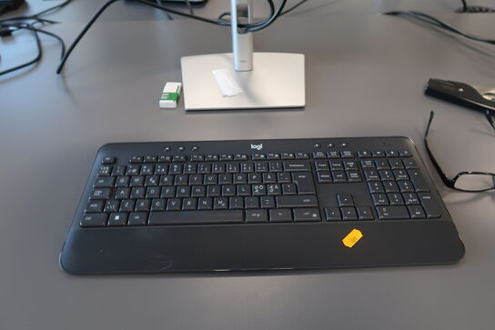 2 stk. computerskærme DELL P2422H, tastatur og dockingstation LENOVO