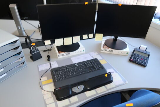 2 stk. computerskærme T2364pA, tastatur, rollermouse, headset JABRA