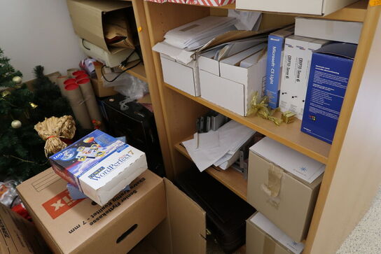 Div. Reoler med kontorartikler samt julepynt m.m.