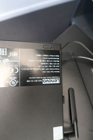 Fladskærm SAMSUNG QE65T, webcam, tastatur og computer m.m.