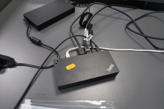 2 stk. computerskærme DELL P2422H, P2419H med tastatur, mus og dockingstation