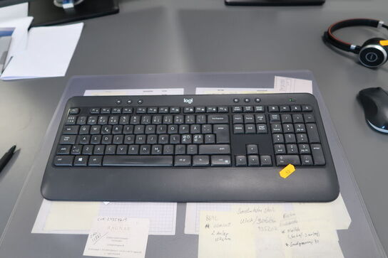 2 stk. computerskærme DELL U2412Mc, tastatur, mus, docking og headset