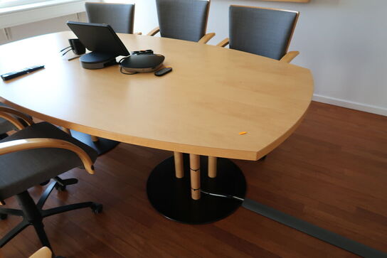 6 stk. mødestole, mødebord samt skab