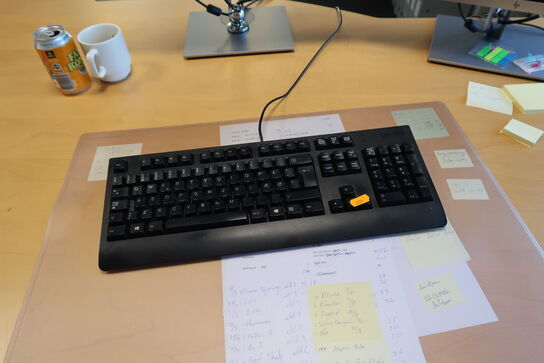 2 stk. computerskærme HP E233, tastatur og dockingstation LENOVO