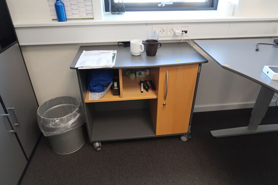 El. hæve/sænke skrivebord samt skab/reol