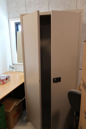 Skrivebord samt stålskab