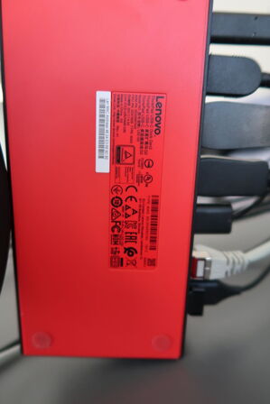 2 stk. computerskærme HP ProDisplay P240va, tastatur, dockingstation og headset JABRA