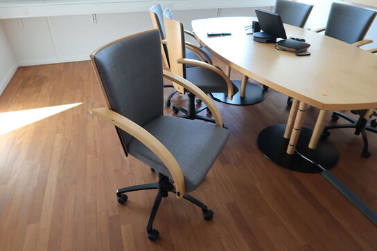 6 stk. mødestole, mødebord samt skab