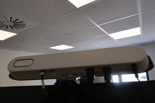 Fladskærm SAMSUNG QE65T, webcam, tastatur og computer m.m.