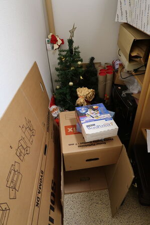 Div. Reoler med kontorartikler samt julepynt m.m.