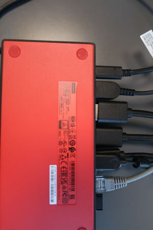 2 stk. computerskærme DELL P2722H, dockingstation og headset JABRA