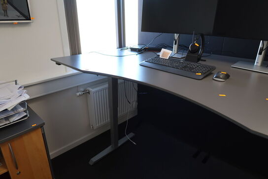 El. hæve/sænke skrivebord samt skab/reol