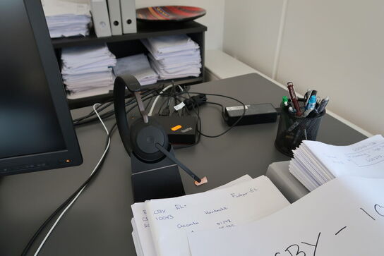 2 stk. computerskærme HP ProDisplay P240va, tastatur, dockingstation og headset JABRA