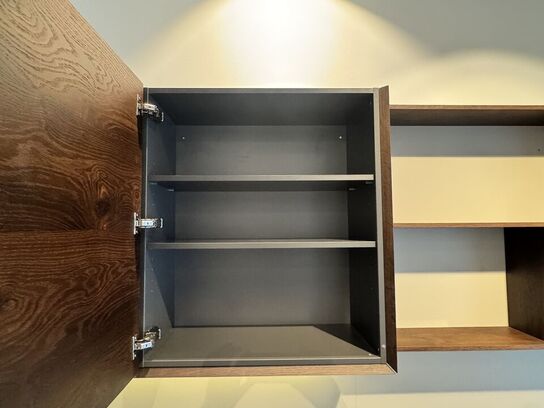 Boform snedker væghængt møbel i røget eg