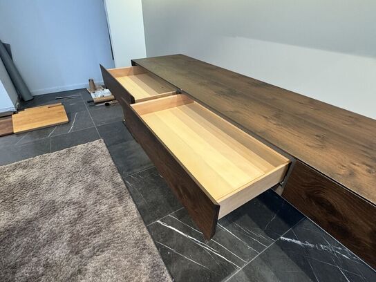 Boform snedker væghængt møbel i røget eg