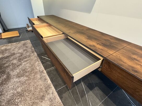 Boform snedker væghængt møbel i røget eg