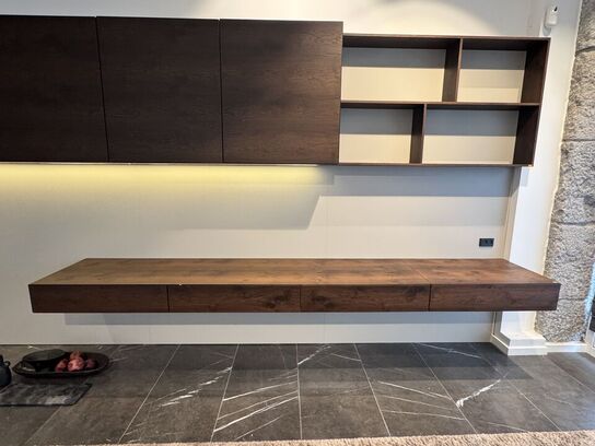 Boform snedker væghængt møbel i røget eg