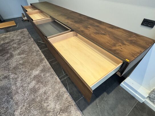 Boform snedker væghængt møbel i røget eg