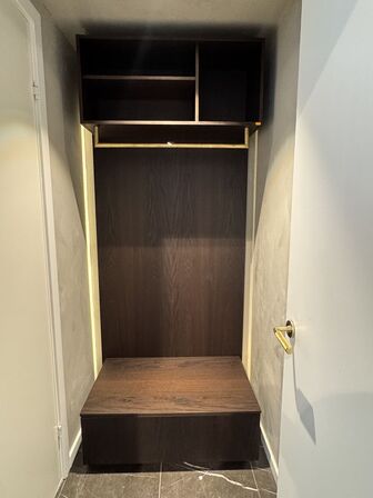 Boform snedker garderobemøbel i røget eg