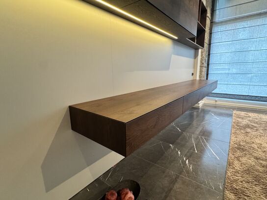 Boform snedker væghængt møbel i røget eg