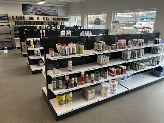 Udstillings Reoler og hylder i butikken.