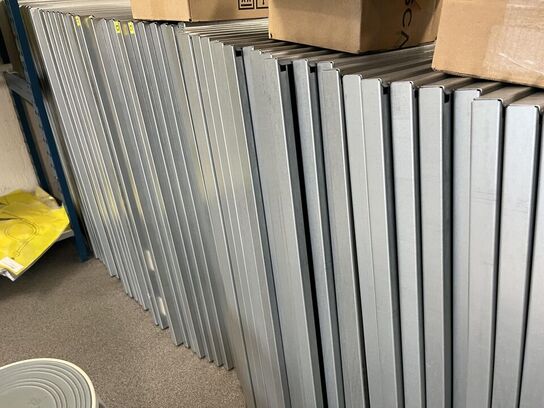 Rækker med lager hylder og ekstra metal hylder * Uden indhold