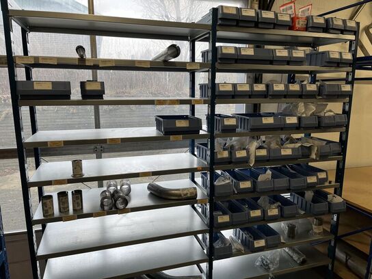 Lager reoler samt hylder og skuffer *Uden indhold