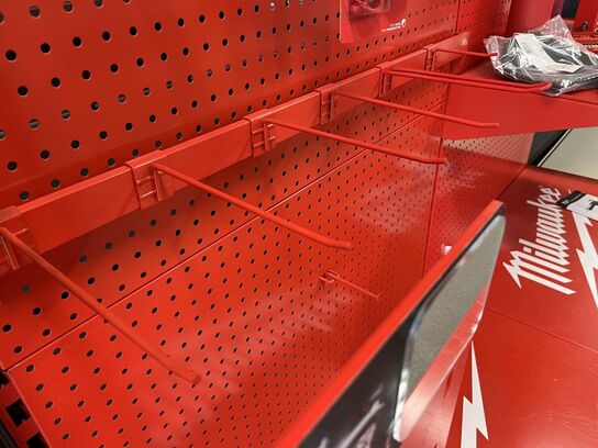 Udstillings Reoler og hylder i butikken.