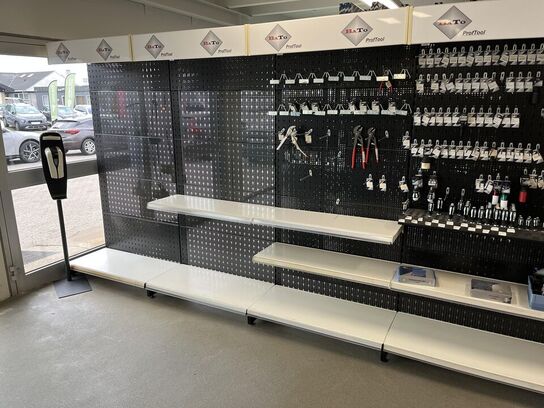 Udstillings Reoler og hylder i butikken.