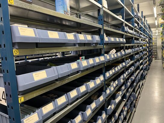 Rækker med lager hylder * Uden indhold