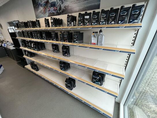 Udstillings Reoler og hylder i butikken.