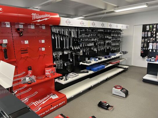 Udstillings Reoler og hylder i butikken.