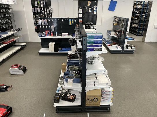 Udstillings Reoler og hylder i butikken.