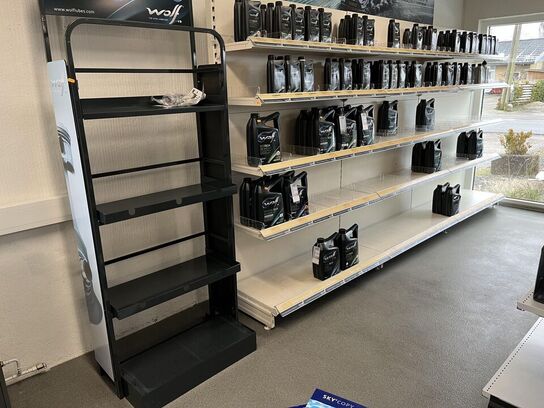 Udstillings Reoler og hylder i butikken.