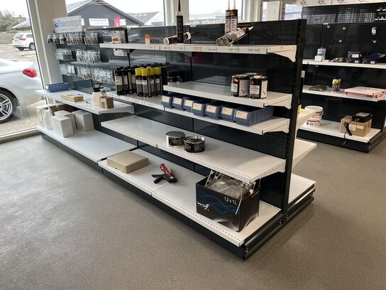 Udstillings Reoler og hylder i butikken.