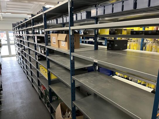 Rækker med lager hylder og ekstra metal hylder * Uden indhold