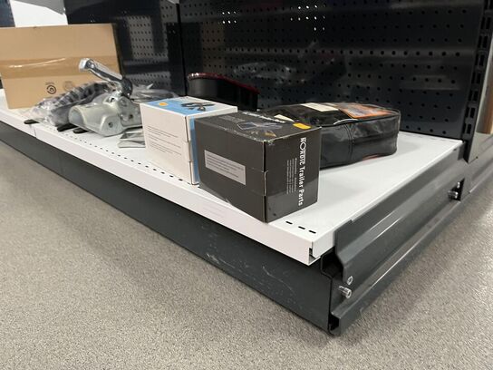 Udstillings Reoler og hylder i butikken.