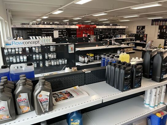 Udstillings Reoler og hylder i butikken.