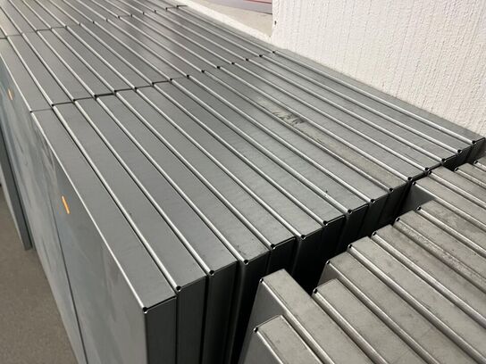 Rækker med lager hylder og ekstra metal hylder * Uden indhold