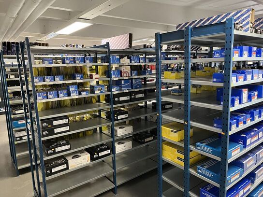 Rækker med lager hylder og ekstra metal hylder * Uden indhold